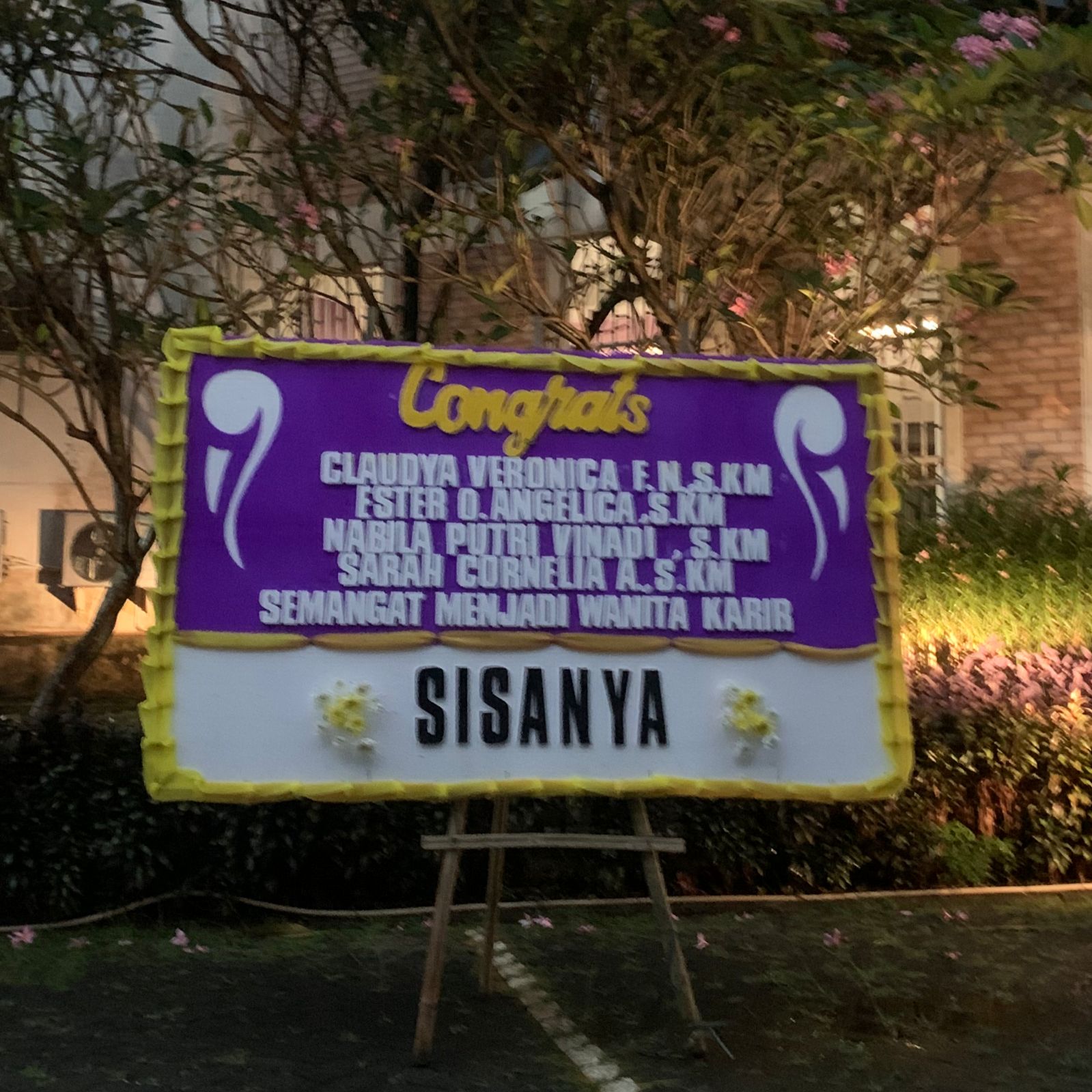 kado-untuk-wisuda-papan-karangan-bunga
